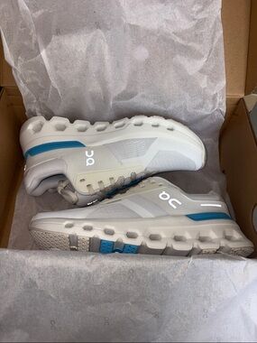 NWT-On cloud cloudrunner 2 White sz8.5